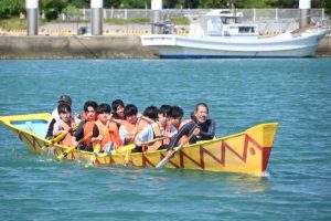 力を合わせてサバニをこいだ清風高校の生徒たち＝10月31日、池間漁協