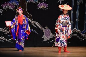 昼公演で披露された「執心鐘入」＝４日、市未来創造センター