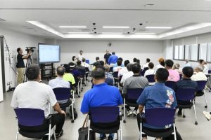 次々とくじを引き届け出順を決めた=19日、市役所