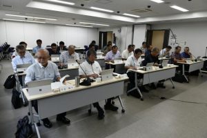 改選後初めての全員協議会が開かれた＝13日、市議会全員協議会室