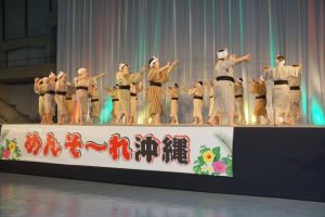 全国各地から参加した会員を前にクイチャーを披露した宮古地区婦人連合会＝25日、宜野湾市の沖縄コンベンションセンター