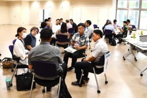 参加者が意見を交わした円卓会議＝５日、市役所