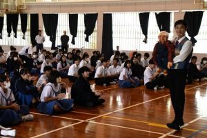 いっこく堂さんの腹話術を楽しむ生徒たち＝11日、久松中学校