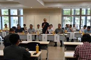 自治会関係者らと意見を交わす嘉数市長＝３日、市役所