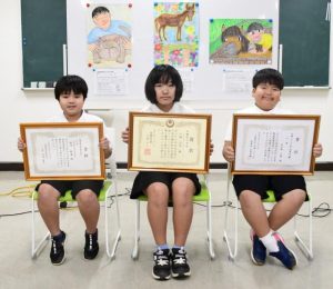 入賞や入選した川満さん（中央）と砂川さん（左）と仲宗根さん（右）＝19日、宮古保健所