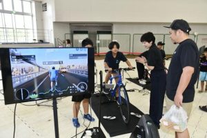 ｅスポーツを体験する来場者たち＝２日、ＪＴＡドーム宮古島