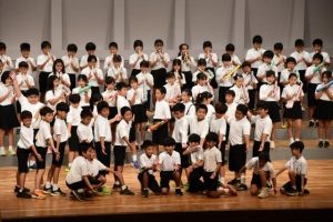 息の合った合奏を披露した平良第一小４年生の皆さん＝23日、マティダ市民劇場