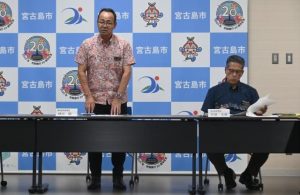 新春の集い実行委員会であいさつする砂川副市長（左）＝４日、市役所