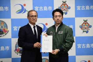 要望書を受け取る小泉防衛相（右）と手渡した嘉数市長＝22日、市役所
