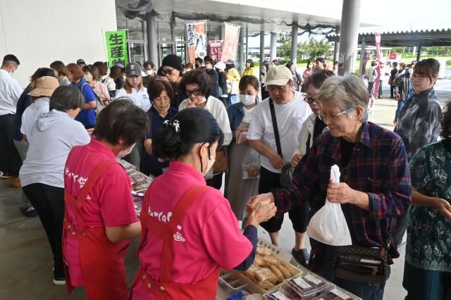 地元産イモ商品に長蛇の列