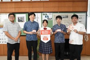 ａｕＰＡＹ導入を報告する（左から）渡慶次教頭、石川さん、與儀さんら＝７日、宮古総合実業高校