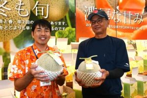 盛島さん（右）、塩川さんが島産メロンをＰＲした＝29日、島の駅みやこ