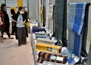 多くの市民が来場して宮古織物の魅力に触れた第4回宮古島の織物展=1日、市伝統工芸品センター