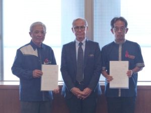 本竹局長（左）と糸数部長（右）へ離島の医療体制強化などを求めた嘉数市長 ＝28日、県庁
