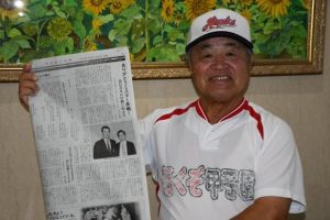 受賞の喜びと今後の取り組みへの意欲を見せる平良さん=19日、宮古毎日新聞社