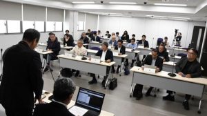 月定例会に提案される議案の説明が行われた=28日、市議会全員協議会室