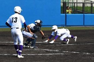 犠飛で同点のホームに滑り込む宮高の選手=24日、伊良部球場