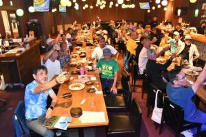 設立40周年を祝い何度も祝杯を挙げた参加者＝９日、スーパースター