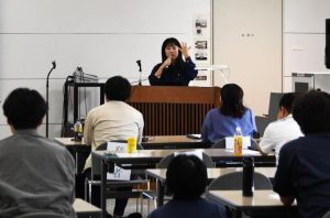 日ごろの取り組みについて発表する職員＝27日、県宮古合同庁舎団体から飲料などが提供された贈呈式＝28日、下地中学校