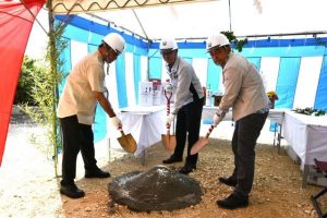 工事期間中の無事故無災害を祈願してくわ入れを行う砂川副市長（中央）と関係者ら＝７日、上野野原の大嶽城址公園