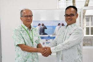 提携を報告し教育環境の充実に意欲を見せる根間学院長（右）、宮国校長＝21日、沖縄中央高校