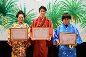 伊良部トーガ二で最優秀賞に輝いた狩俣さん(中央)と特別賞に選ばれた大河内さん(左)と島タウガ二で特別賞を受賞した池間さん=22日、伊良部公民館