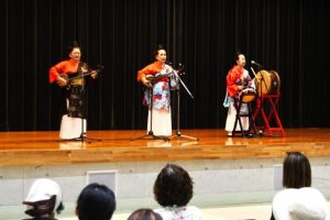幕開けを飾った「さらはま三線同好会」の演奏＝16日、伊良部公民館
