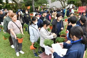 多くの保護者や地域住民が列を作った菊まつり＝21日、鏡原中学校