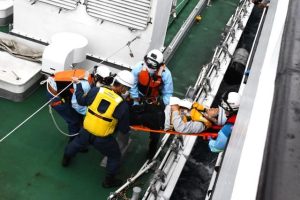 船内の多傷病傷者を搬送する合同訓練が実施された＝25日、平良港沖