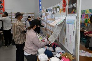 来場者が生徒たちの力作見入った宮古地区中学校総合文化祭展示の部＝８日、市未来創造センター研修棟
