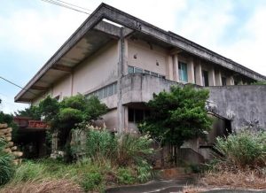 補助金返還無しの解体処分が決まった城辺トレーニングセンター=城辺福里