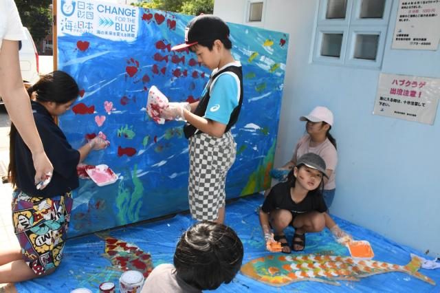 「拾い箱」ビーチに設置／海と日本プロジェクト沖縄