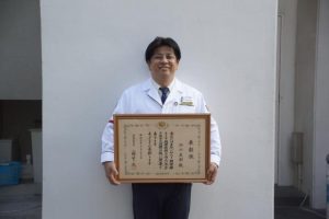 調理業務功労者として厚生労働大臣表彰された砂川さん=29日、豊見城市の瀬長島ホテル