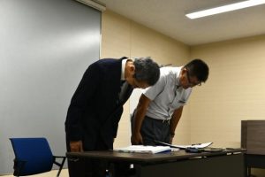 補助金返還で謝罪する梶原局長(左)と衛生施設課の島尻勝彦課長=28日、市役所