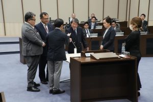 宮古島市議会として初のくじ引きによる議長選出となった=20日、市議会議場