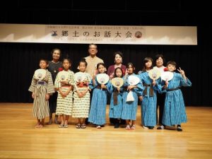 市長賞に選ばれた三輪さん（前列左）と出場者、関係者の皆さん＝９日、市未来創造センター多目的ホール（提供）