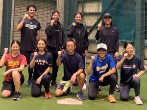 初結成した女子ソフトボールチームのメンバーと関係者の皆さん（提供）