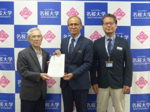 名桜大学の高良理事長（左）と砂川学長（右）へ要請書を手交する嘉数市長＝27日、名桜大学