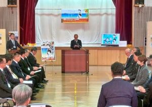 疎開の受け入れについて謝意を示す嘉数市長＝７日、小林市中央公民館（提供）