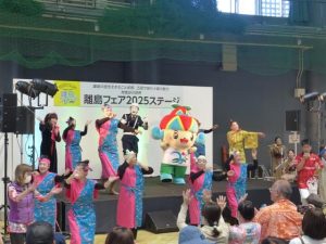 会場一体となって盛り上がった宮古島の団体のステージ＝23日、沖縄セルラーパーク那覇