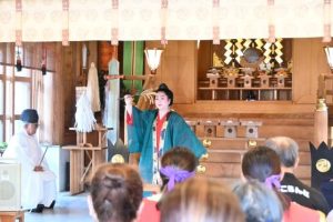 幣殿で「大世栄」を奉納する亀浜さん＝23日、宮古神社