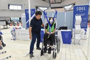 さまざまな福祉機器を見て触れて体感することができる展示会=21日、JTAドーム宮古島