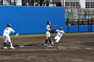 宮古合同との対戦で先制のホームを踏む沖尚の選手=22日、伊良部球場