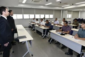 与党議員に説明する丹野部長(左2人目)=13日、市議会全員協議会室