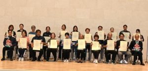 永年勤続表彰を受けた介護従事者の皆さん＝22日、ＪＴＡドーム宮古島
