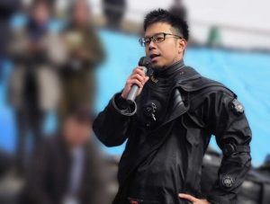 水中探検家の伊左治さん