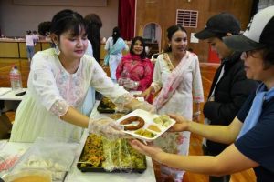 学生が調理した自国の代表的な料理を地域住民らに振る舞った世界交流フェスティバル＝20日、宝塚医療大学宮古島キャンパス