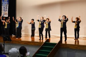 幕開けで「伊良部大橋珊瑚の島」を踊る伊良部商工会女性部のメンバー＝７日、伊良部公民