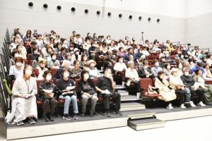 会場には多くの市民が訪れ医師たちの話に耳を傾けた市民公開講座=13日、未来創造センター