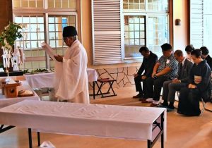 神事を行い稲石刀自の功績をたたえた稲石祭＝11月30日、市伝統工芸品センター